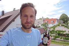 Startnummer 133: Die Belohnung: Zumindest das Bier ist aus dem Norden 😉  Ich trinke auf all meine Sponsoren, Unterstützer und Freunde.  Vielen Dank.... Ihr seid Weltklasse!!!  Und auf meinen Vater, dem ich meinen Lauf heute widme 🤝