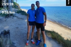 Startnummer 296: Sonnige Grüße vom Ostseestrand aus Warnemünde 😀 
Wir wünschen allen Läufern heute viel Spaß und gute Beine  Bianka (297) & Kay (296)